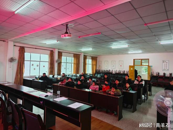 九游娱乐：青年镇堡堂村组织开展2024年度关工委工作总结表彰大会(图2)