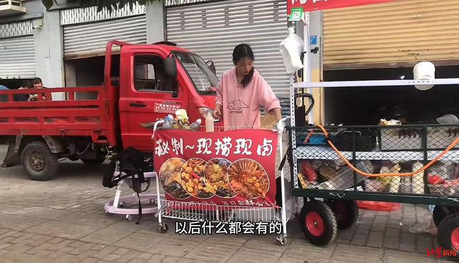 九游娱乐：重庆“带两个孩子摆摊的妈妈”爆火附近摊主：她边做生意边直播患病儿子有时也出摊