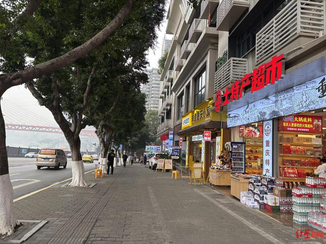 九游娱乐：重庆“带两个孩子摆摊的妈妈”爆火附近摊主：她边做生意边直播患病儿子有时也出摊(图2)