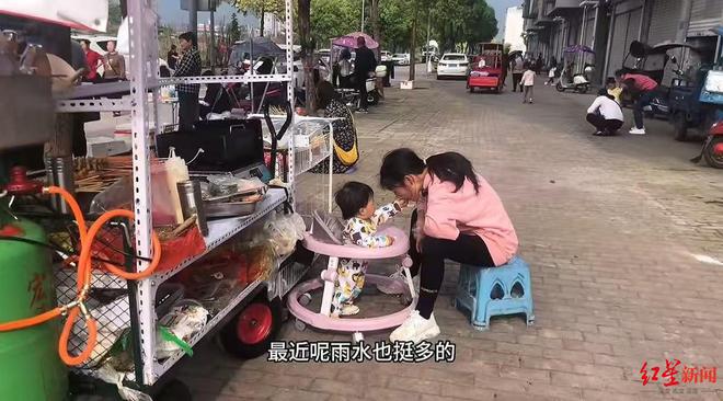 九游娱乐：重庆“带两个孩子摆摊的妈妈”爆火附近摊主：她边做生意边直播患病儿子有时也出摊(图3)