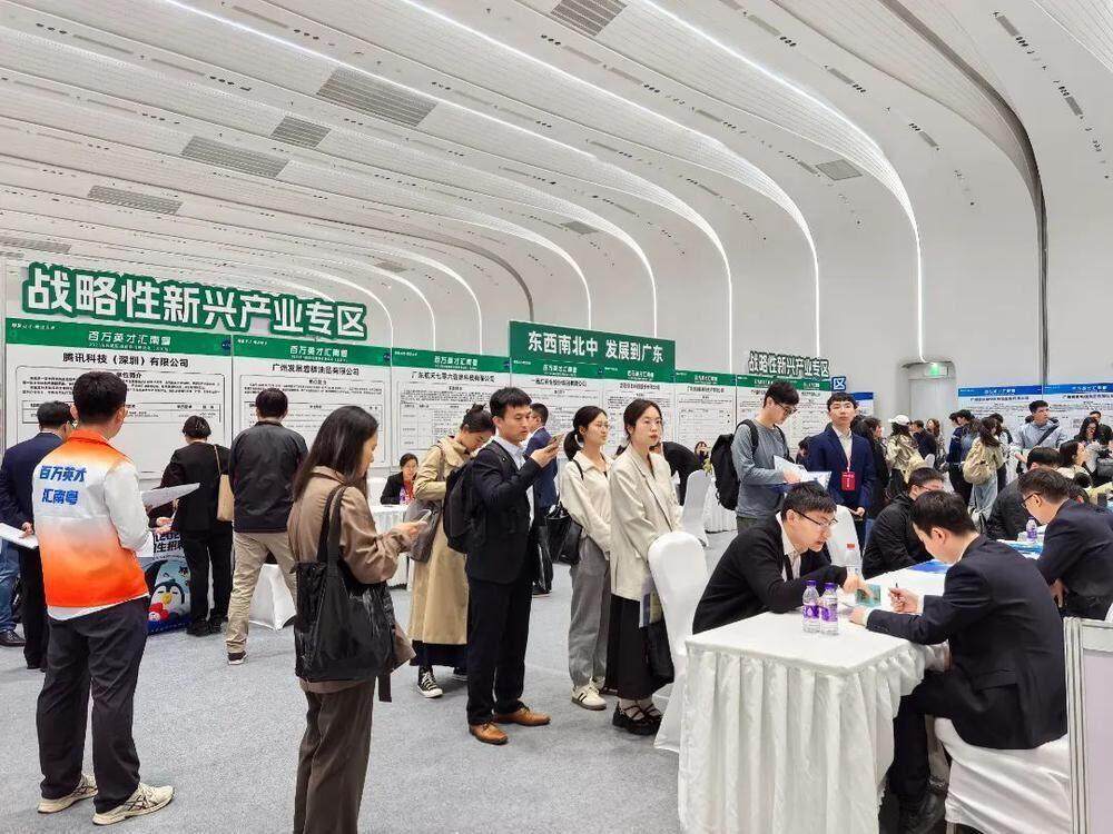 九游app：广州增城：“揽才号”驶向北京提供235个优质岗位(图2)