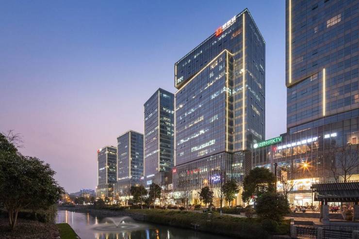 九游app：杭州西湖区热售楼盘西投银泰城2025 年交付。在此可查看西投银泰城首页网站深入了解楼盘详情与户型配套相关信息 。(图2)