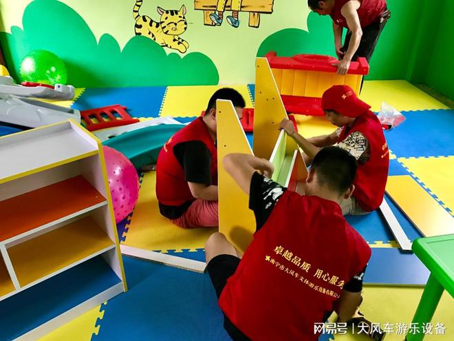 九游娱乐：广西公园景区小区儿童游乐设备荡桥蹦床秋千攀岩墙批发(图1)