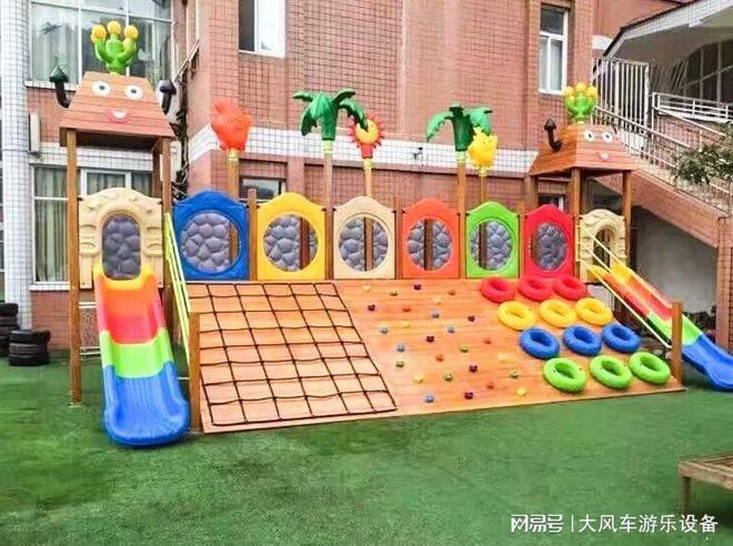 广西南宁幼儿园儿童组合滑梯秋千蹦床爬网多功能行走组合厂家(图1)