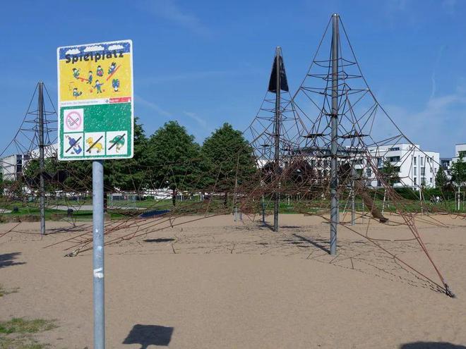 儿童游乐设施破破烂烂市政：我们先给这地儿换个新名字