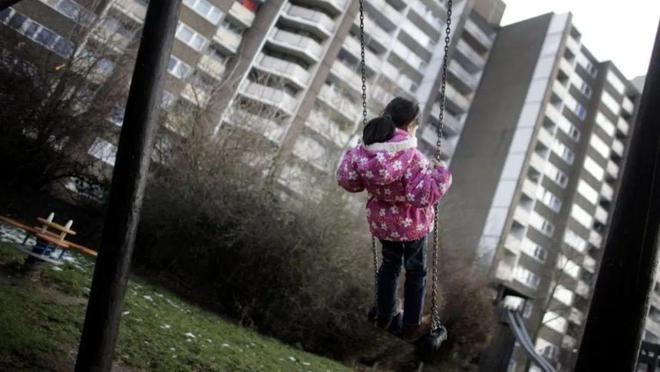 儿童游乐设施破破烂烂市政：我们先给这地儿换个新名字(图2)