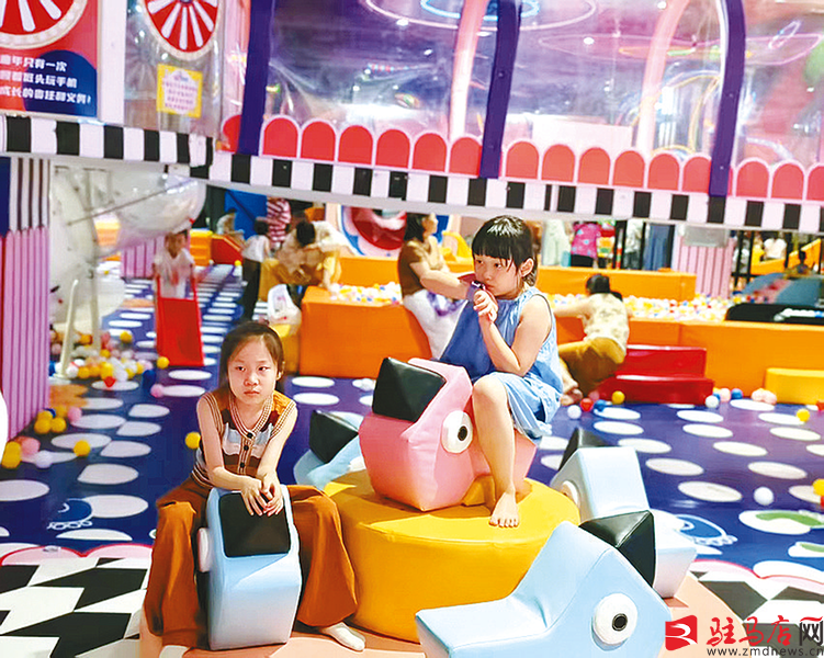 夏夜“遛”娃 快乐“童”行