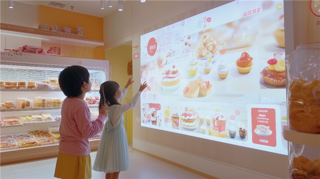 九游娱乐：明基首发专业商用互动游戏投影B7100助力店铺打造“好逛又好玩”的新型儿童娱乐空间(图1)