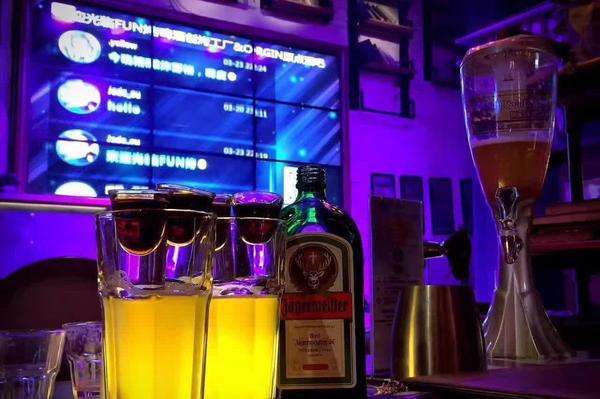 酷潮夜生活：大屏互动游戏点燃酒吧新激情(图1)