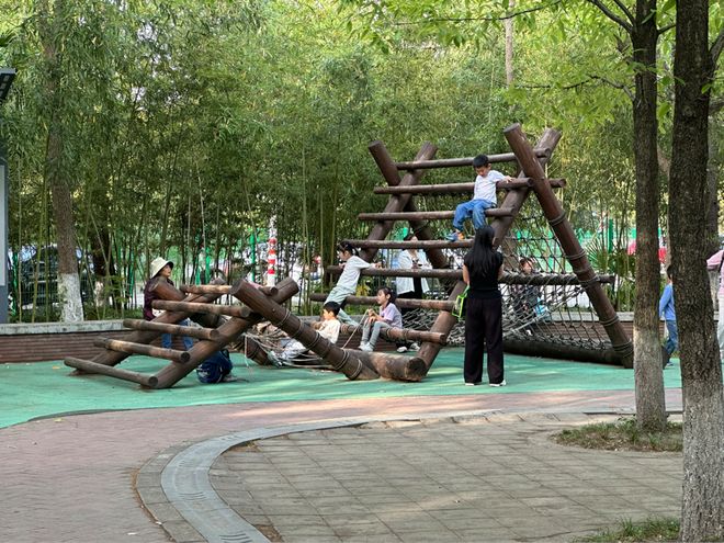 九游app：南箐园公厕焕新升级：打造“运动+童趣”主题便民空间(图3)