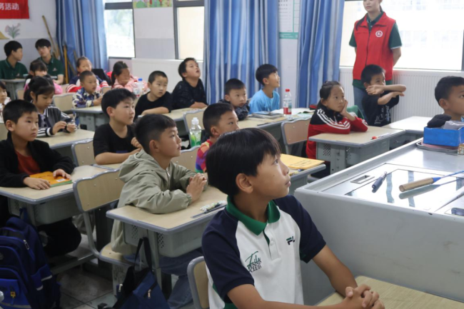 2堂特色课多项互动游戏 湖大文学院学子创新推普教育润泽五峰童心(图1)