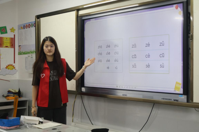 2堂特色课多项互动游戏 湖大文学院学子创新推普教育润泽五峰童心(图2)