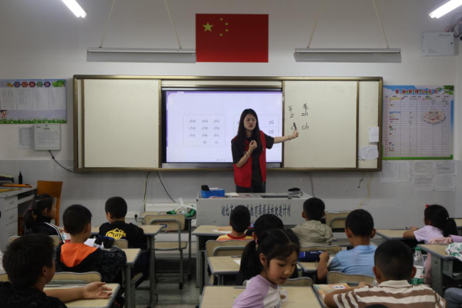 2堂特色课多项互动游戏 湖大文学院学子创新推普教育润泽五峰童心(图3)
