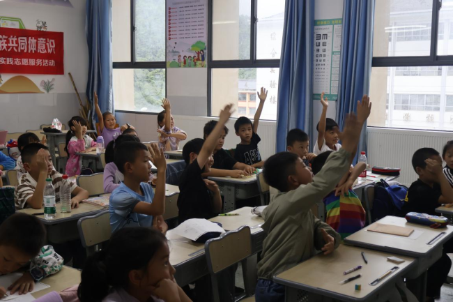 2堂特色课多项互动游戏 湖大文学院学子创新推普教育润泽五峰童心(图5)