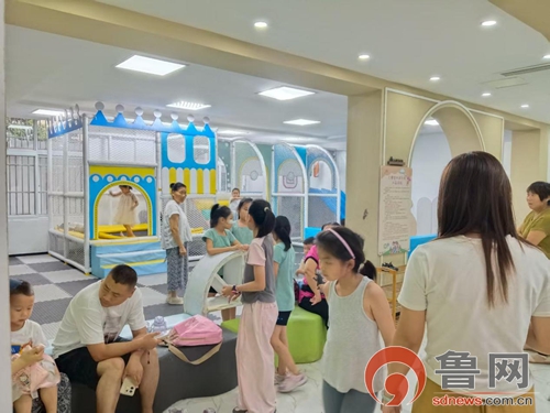 九游娱乐：枣庄市市中区龙山路街道：“邻聚道南不打烊” 儿童乐园里的民生温度(图2)