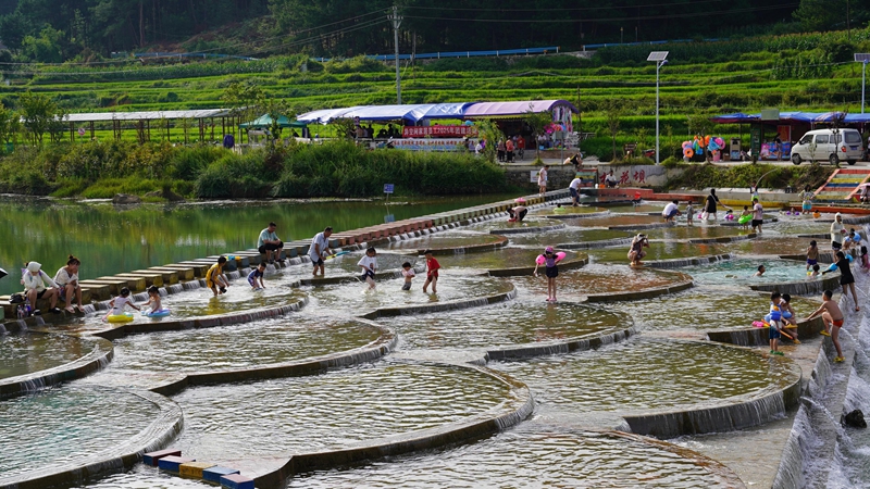 贵州龙里：多元业态迎客来 避暑旅居成热门(图3)