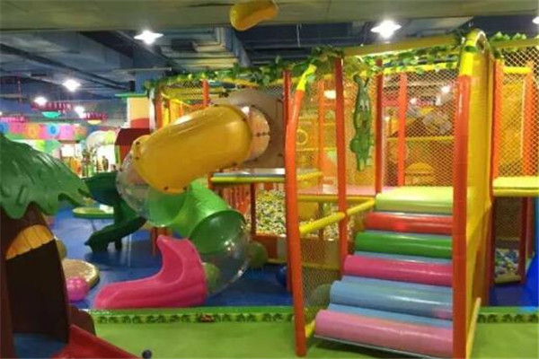 太原迎泽大街西段 出门有游园 满目皆绿色