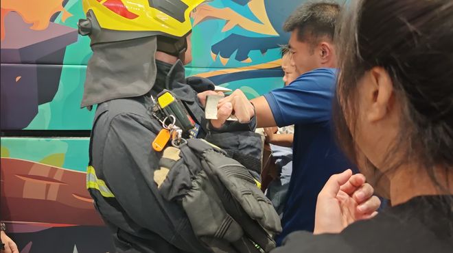 儿童被游乐设施“咬手”消防员争分夺秒救援