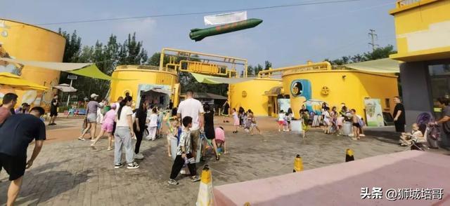 孩子在沧州大运河罐罐乐园玩被工作人员撞伤。安全隐患不少