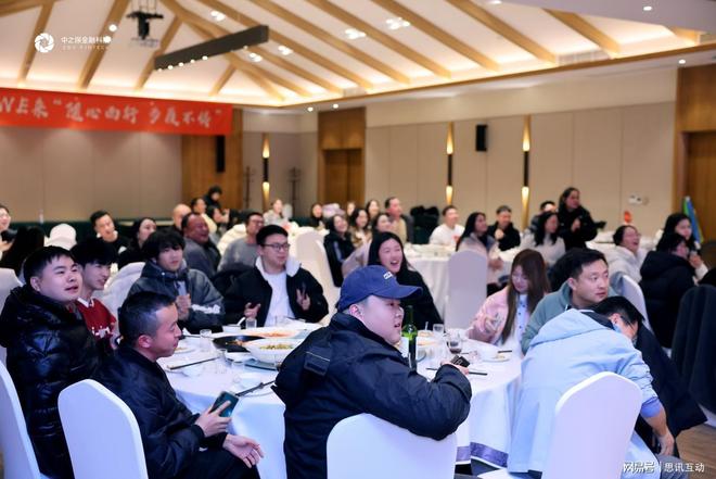 九游娱乐：年会摇一摇游戏怎么定制？_适合5000人的年会有趣的微信互动游戏(图3)