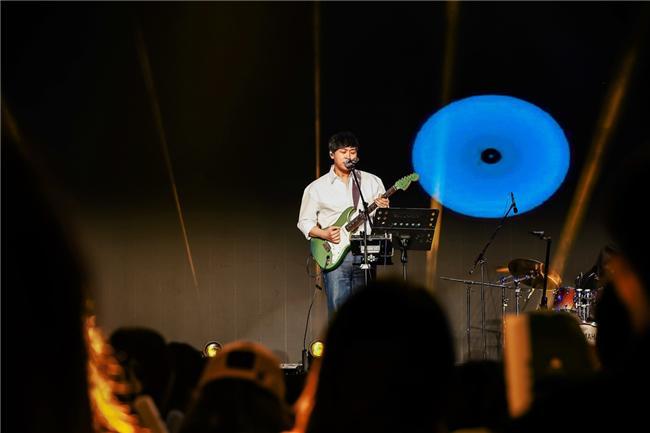 九游app：声浪碰撞美妆潮玩 活力唱响青春经济 第四届青春上海大学生音乐节绽放南上海科创中心(图5)