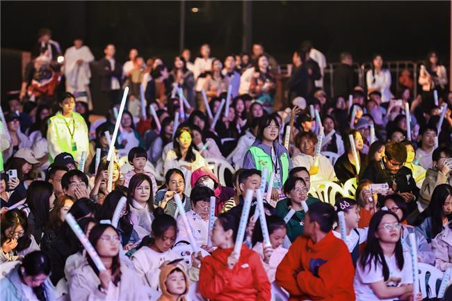 九游app：声浪碰撞美妆潮玩 活力唱响青春经济 第四届青春上海大学生音乐节绽放南上海科创中心(图4)