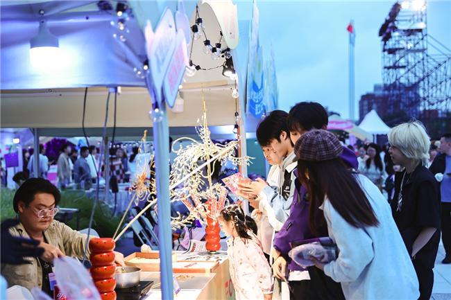 九游app：声浪碰撞美妆潮玩 活力唱响青春经济 第四届青春上海大学生音乐节绽放南上海科创中心(图7)