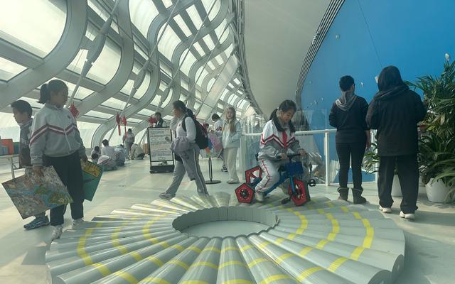 九游娱乐：游戏互动中体验前沿科技府学胡同小学首届“数学+科学”节举行