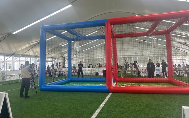 九游娱乐：游戏互动中体验前沿科技府学胡同小学首届“数学+科学”节举行(图3)