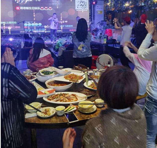 如何让酒吧KTV天天爆满？Hi现场互动系统大屏游戏招助你一臂之力