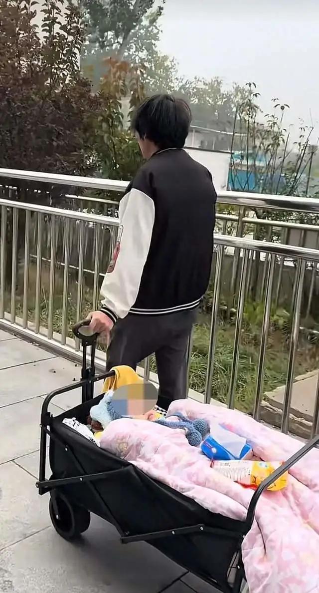 充气滑梯倾倒10人受伤包头2岁男童“睁眼性昏迷”已2个多月