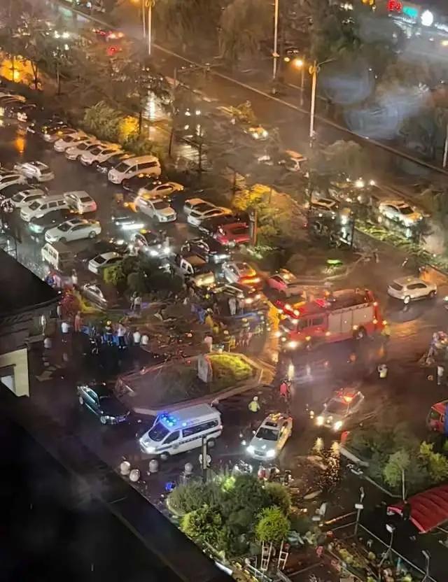 充气滑梯倾倒10人受伤包头2岁男童“睁眼性昏迷”已2个多月(图4)