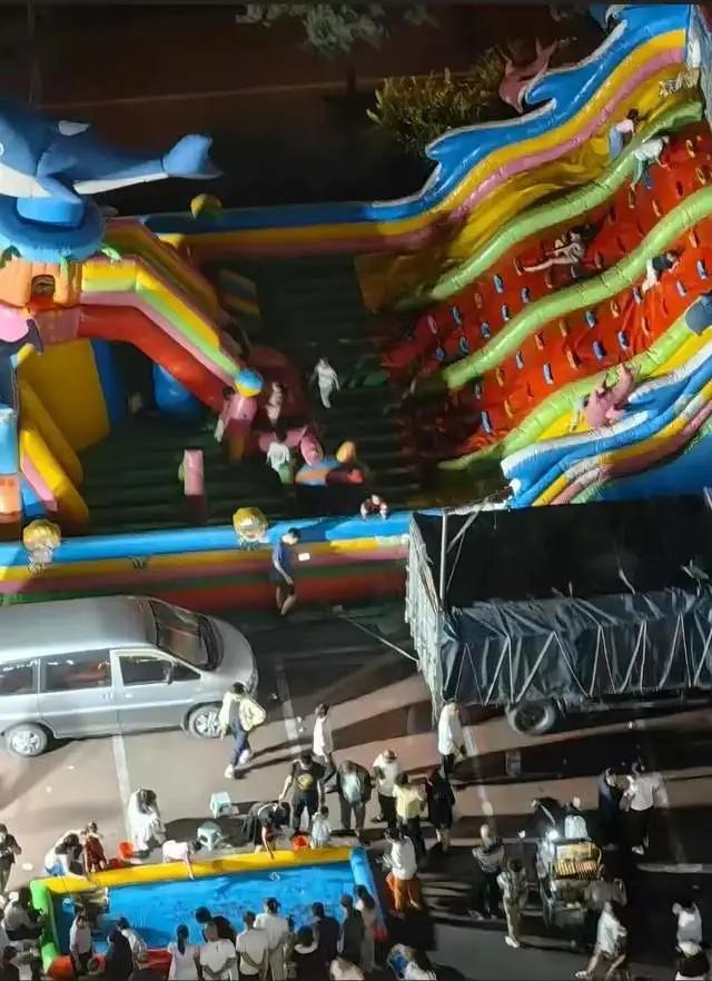 充气滑梯倾倒10人受伤包头2岁男童“睁眼性昏迷”已2个多月(图3)