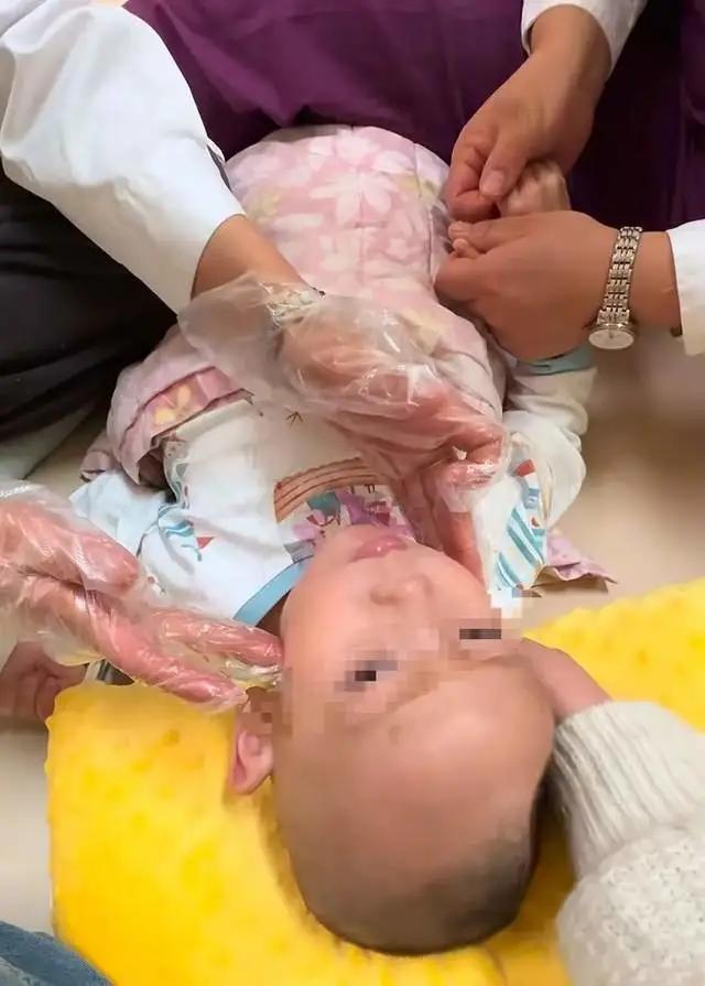 充气滑梯倾倒10人受伤包头2岁男童“睁眼性昏迷”已2个多月(图5)