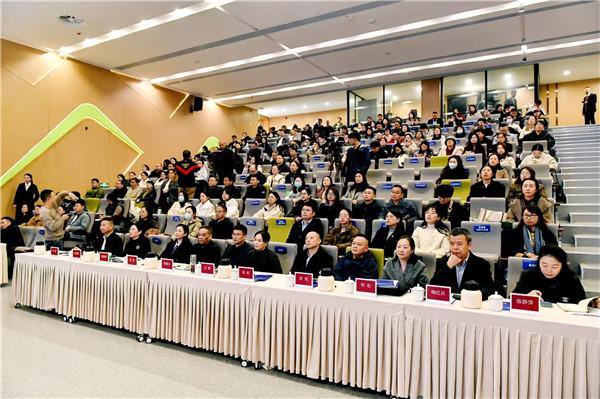 九游娱乐：全国领先！龙江路小学新都校区发布智能融通平台破解AI教育痛点(图3)