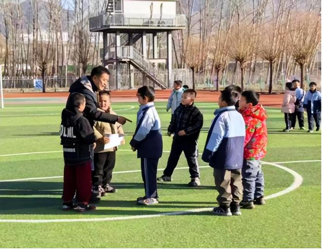 九游娱乐：以美为桥 赋能成长 围场逸夫小学与镇郊学区开展音体美学科送教活动(图2)