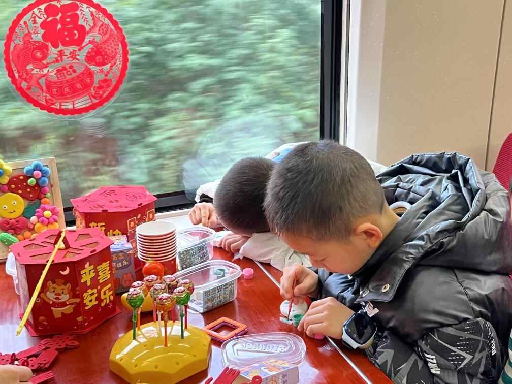 高铁上女乘客劝小孩安静反被家长打？警方介入调查(图3)