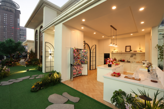 城市地标迎来爆款IP 《恋与深空》把游戏家园“搬”进东方明珠(图2)