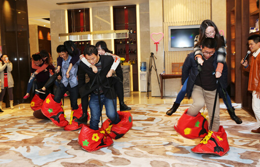 九游娱乐：怎么选择合适的VR游戏设备来提升大空间互动体验？(图1)