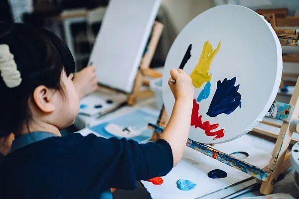 九游娱乐：鼓励放宽儿童免票身高年龄限制！两部门发文推进儿童友好建设(图1)