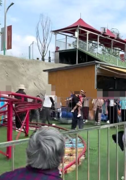 官方回应“小孩被游乐园过山车压到”：不属实！孩子被无动力设备绊倒及时送医无生命危险(图1)