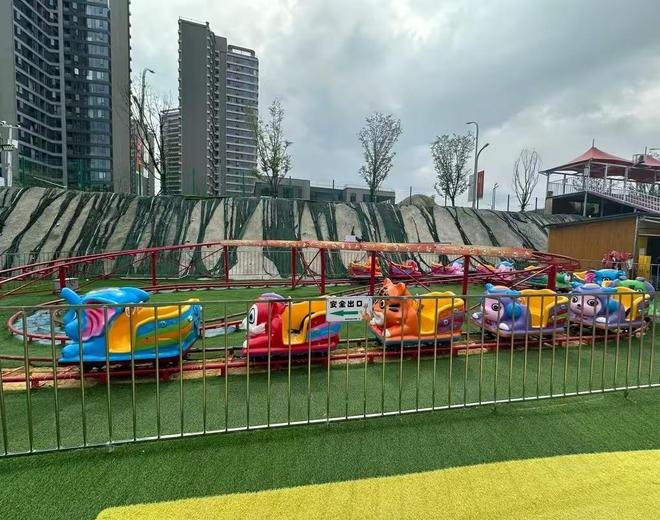 官方回应“小孩被游乐园过山车压到”：不属实！孩子被无动力设备绊倒及时送医无生命危险(图2)