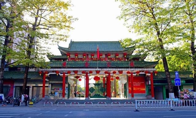 广州一公园被指“价格刺客”收费游乐设备几乎填满硬质空间家长：孩子玩一圈下来至少要花150元(图1)