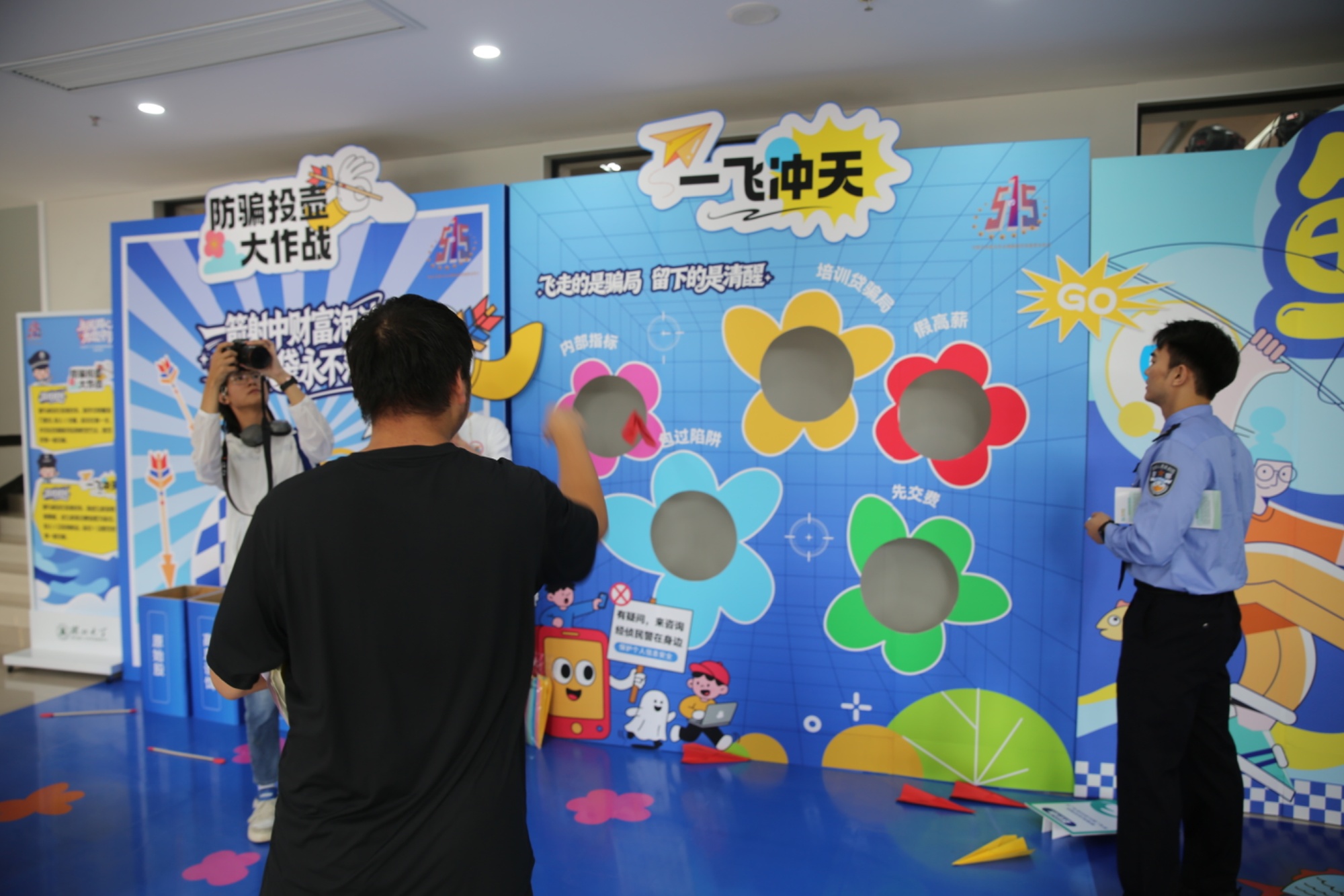 九游app：情景剧+脱口秀+互动游戏经侦主题宣传进校园武汉公安开展“5·15”经侦日宣传活动(图2)