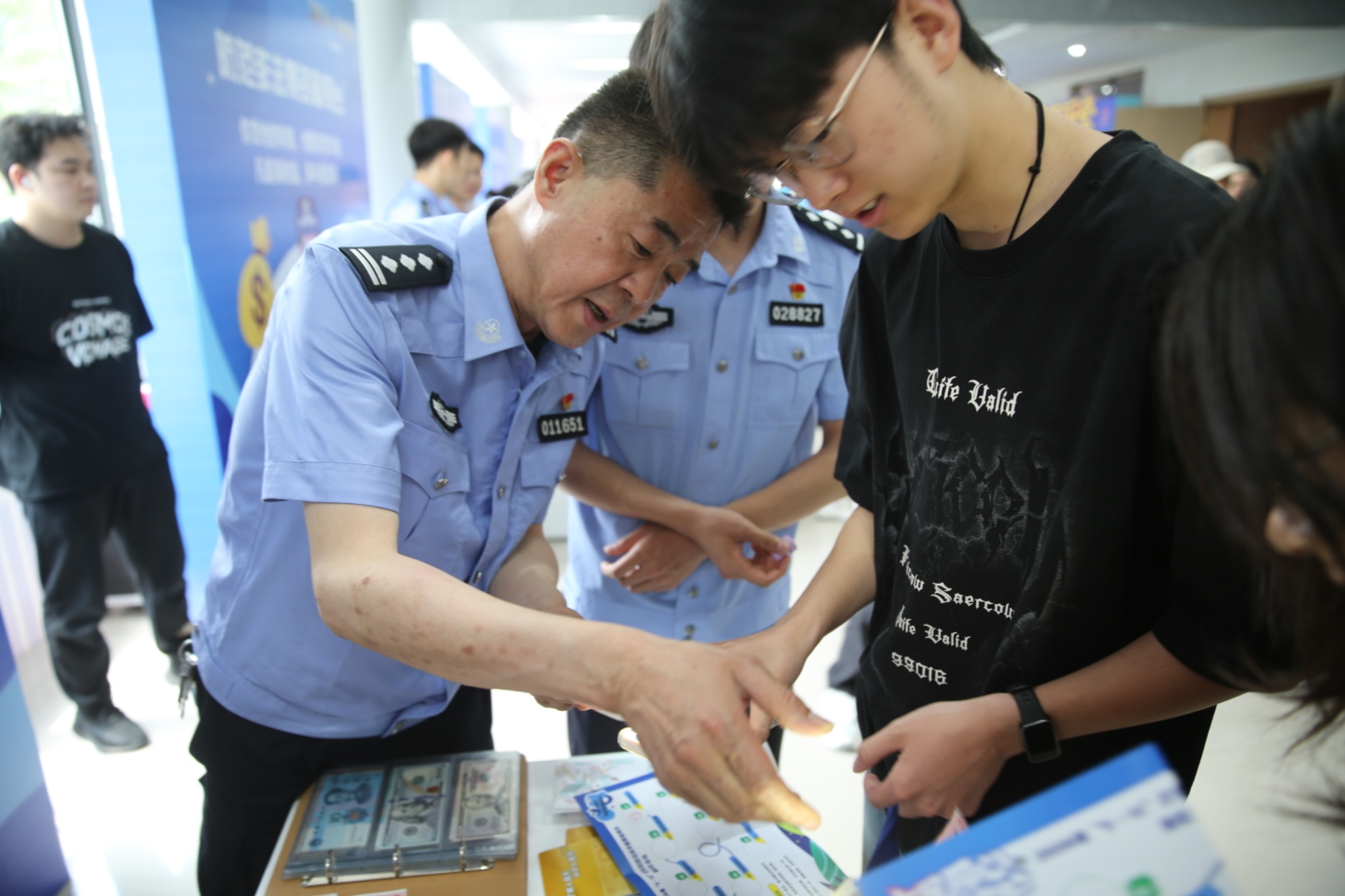 九游app：情景剧+脱口秀+互动游戏经侦主题宣传进校园武汉公安开展“5·15”经侦日宣传活动(图3)