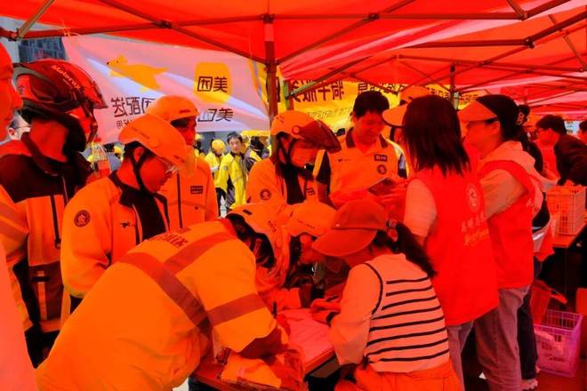 这场“骑手服务日”让春城骑手小哥既换新装又暖心窝！(图2)