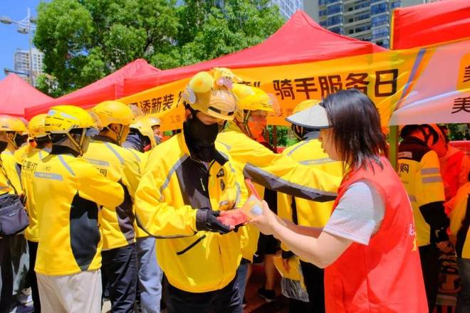 这场“骑手服务日”让春城骑手小哥既换新装又暖心窝！(图4)