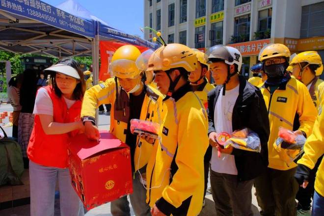 这场“骑手服务日”让春城骑手小哥既换新装又暖心窝！(图5)