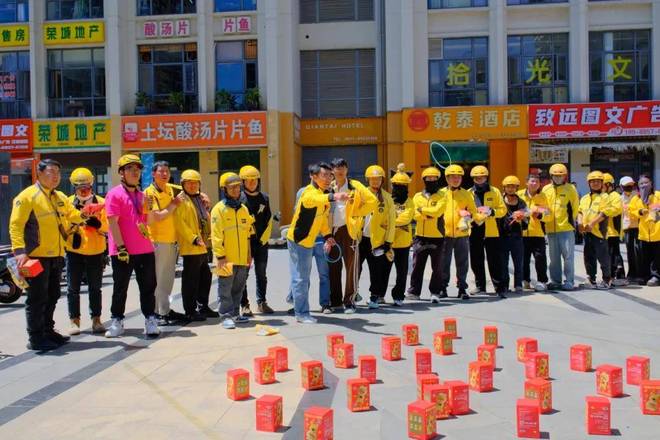 这场“骑手服务日”让春城骑手小哥既换新装又暖心窝！(图7)